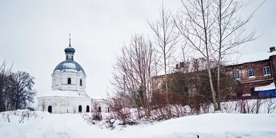 Рядом с шоколадной фабрикой находится храм, возведённый в конце XVIII века вместо деревянной церкви. Позже к нему пристроили трапезную — она справа на фотографии