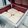 Мёд попадает на производство в кристаллизованном виде, иначе говоря — засахаренным. Его сначала топят при температуре 45 градусов, а потом отправляют в машину, которая смешивает его с другими ингредиентами — какао-маслом, тёртым какао и сухим молоком. Так получается молочный шоколад на меду