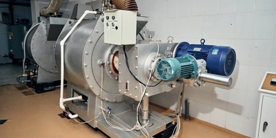 Мёд смешивается с&nbsp;другими ингредиентами в&nbsp;конширующей машине. Она убирает из&nbsp;шоколадной массы лишнюю влагу и&nbsp;помогает сделать его вкусным