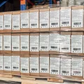 В составе белого шоколада кроме ингредиентов, которые мы уже перечислили, есть ваниль, морская соль и эмульгатор — подсолнечный лецитин. Эмульгатор нужен, чтобы шоколадная масса получилась не слишком густой и её легко было разливать по формам. Эти ингредиенты добавляют в массу на этапе конширования