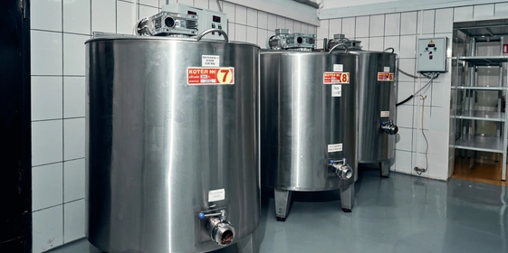 После конширования шоколадную массу дегустируют технологи: важно, чтобы в&nbsp;ней не было кислоты и&nbsp;горечи, которые не свойственны шоколаду «Гагаринских мануфактур». Если что-то из&nbsp;этого обнаружили, конширование продолжается, пока ненужные вкусы не уйдут. Если всё в&nbsp;порядке, шоколадную массу переливают в&nbsp;котлы временного хранения, как на&nbsp;фото, откуда затем она отправляется на&nbsp;розлив и&nbsp;темперирование