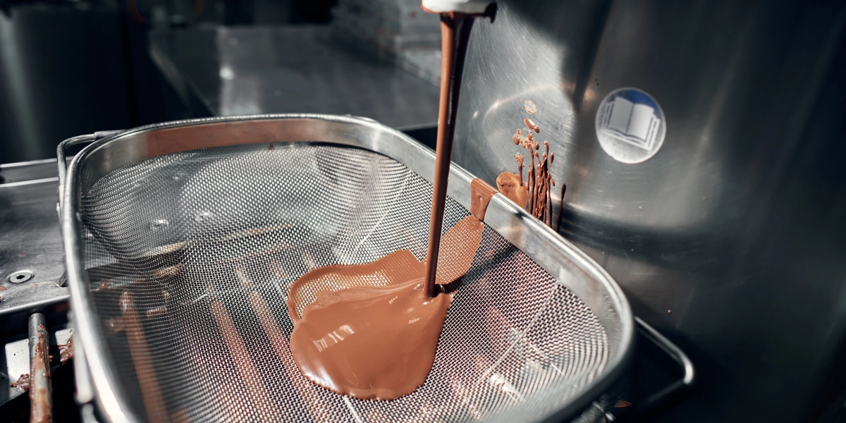 Перед формовкой и&nbsp;белую, и&nbsp;молочную шоколадную массу процеживают через сито, чтобы в&nbsp;готовом продукте не было пузырьков и&nbsp;комков