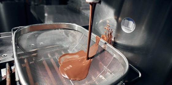 Перед формовкой и&nbsp;белую, и&nbsp;молочную шоколадную массу процеживают через сито, чтобы в&nbsp;готовом продукте не было пузырьков и&nbsp;комков