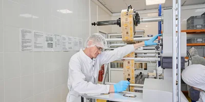 Упаковочные пакеты формируются в подобие тоннеля, в который заходит шоколадка. Затем машина сразу же запаивает упаковку и ножами отрезает её от общей ленты