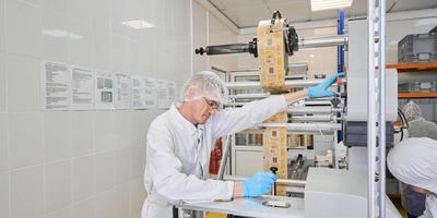 Упаковочные пакеты формируются в&nbsp;подобие тоннеля, в&nbsp;который заходит шоколадка. Затем машина сразу же запаивает упаковку и&nbsp;ножами отрезает её от&nbsp;общей ленты