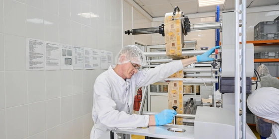 Упаковочные пакеты формируются в&nbsp;подобие тоннеля, в&nbsp;который заходит шоколадка. Затем машина сразу же запаивает упаковку и&nbsp;ножами отрезает её от&nbsp;общей ленты