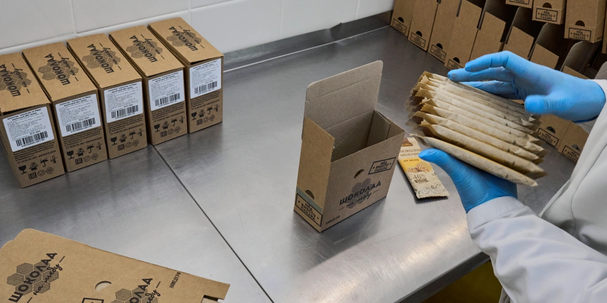 Упакованный шоколад собирают в&nbsp;боксы по&nbsp;10 штук и&nbsp;отправляют на&nbsp;склад