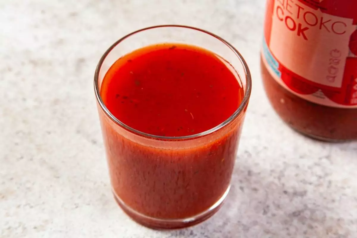 Сок томат кинза перец чеснок. Сок томатный с кинзой-перцем-чесноком. Сок томат кинза. Самый вкусный овощной сок.