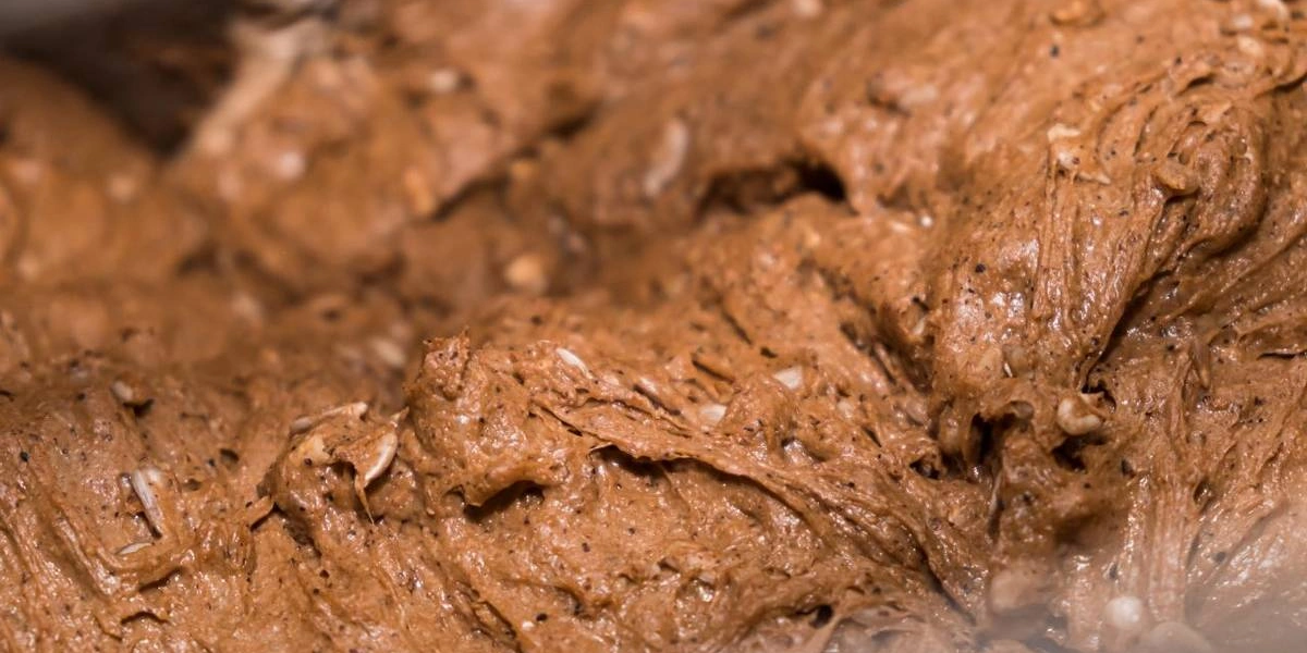 В ООО «Пряник» работает отдельный цех по&nbsp;производству сэндвича с&nbsp;лососем. Все ингредиенты (творожный сыр, сливки, лук, огурцы, лосось) закупаются у поставщиков ВкусВилла, что гарантирует высокое качество сырья. А основа сэндвича — датский хлеб — выпекается прямо здесь