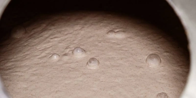 Создание хлеба начинается с&nbsp;замеса теста. Заранее приготовленную закваску соединяют с&nbsp;водой и&nbsp;тремя или четырьмя (в зависимости от&nbsp;итогового продукта) видами муки, добавляют соль и&nbsp;с&nbsp;помощью тестомеса перемешивают до&nbsp;однородной массы