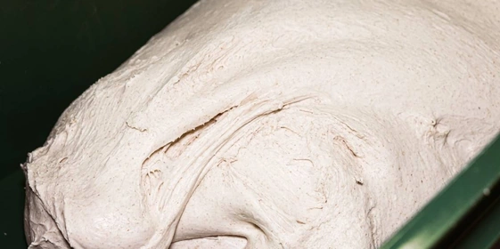 Тесто разделяют и&nbsp;помещают на&nbsp;два часа в&nbsp;специальные ёмкости — ящики для&nbsp;брожения. Каждые полчаса для&nbsp;получения пористой структуры мякиша будущего хлеба тесто растягивают и&nbsp;складывают, насыщая массу кислородом. Этот процесс носит название «обминка»