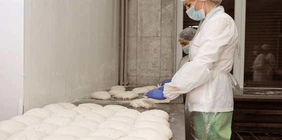 Тесто выкладывают на&nbsp;разделочный стол, где с&nbsp;помощью пекарского скребка придают ему круглую форму и&nbsp;дают отдохнуть ещё 30 минут