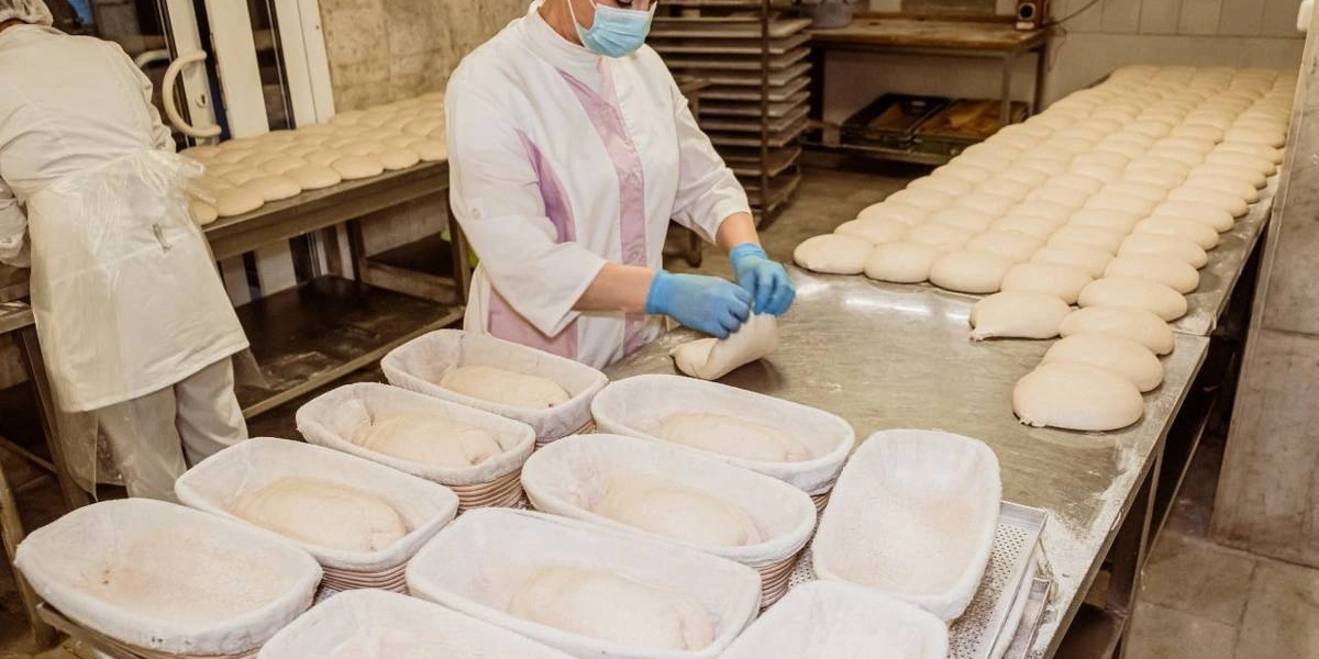 Тесто формуют особым способом и&nbsp;выкладывают в&nbsp;корзинки из&nbsp;ротанга. Чтобы мука не прилипала к&nbsp;формам, используют льняные мешочки, которые предварительно посыпают мукой. Корзинки выкладывают в&nbsp;шпильки и&nbsp;дают отдохнуть тесту ещё 45 минут. Этот процесс носит название «расстойка»