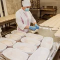 Тесто формуют особым способом и выкладывают в корзинки из ротанга. Чтобы мука не прилипала к формам, используют льняные мешочки, которые предварительно посыпают мукой. Корзинки выкладывают в шпильки и дают отдохнуть тесту ещё 45 минут. Этот процесс носит название «расстойка»