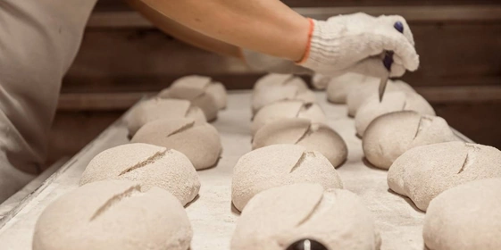 После расстойки тестовые заготовки хлеба выкладываются на&nbsp;посадчик. Здесь на&nbsp;них наносятся характерные надрезы, придающие тартинам особенный внешний вид. Хлеб помещается в&nbsp;печь, где выпекается в&nbsp;течение 40 минут на&nbsp;поду — разогретом до&nbsp;+240 градусов камне