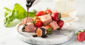 Утиная грудка с клубникой на шпажках