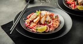 Салат с фунчозой, курицей и редькой