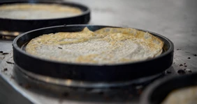 «Правильную блинницу нашли в Париже»: репортаж с производства блинов