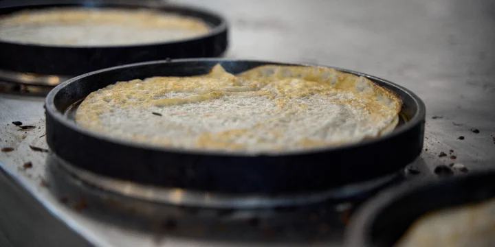 «Правильную блинницу нашли в Париже»: репортаж с производства блинов