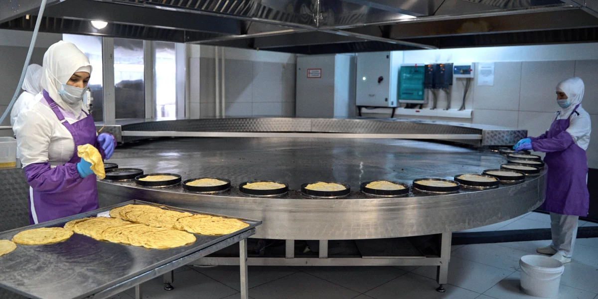 Сотрудницы меняются каждые четыре часа, чтобы от работы не закружилась голова