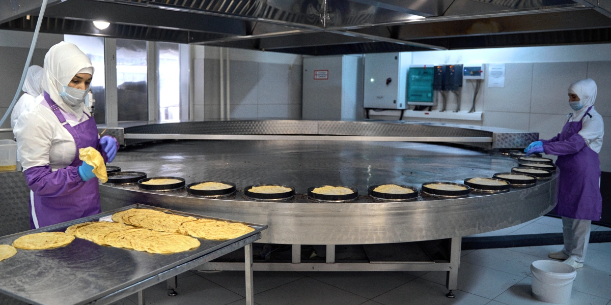 Сотрудницы меняются каждые четыре часа, чтобы от работы не закружилась голова