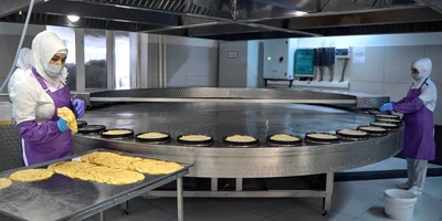 Сотрудницы меняются каждые четыре часа, чтобы от работы не закружилась голова