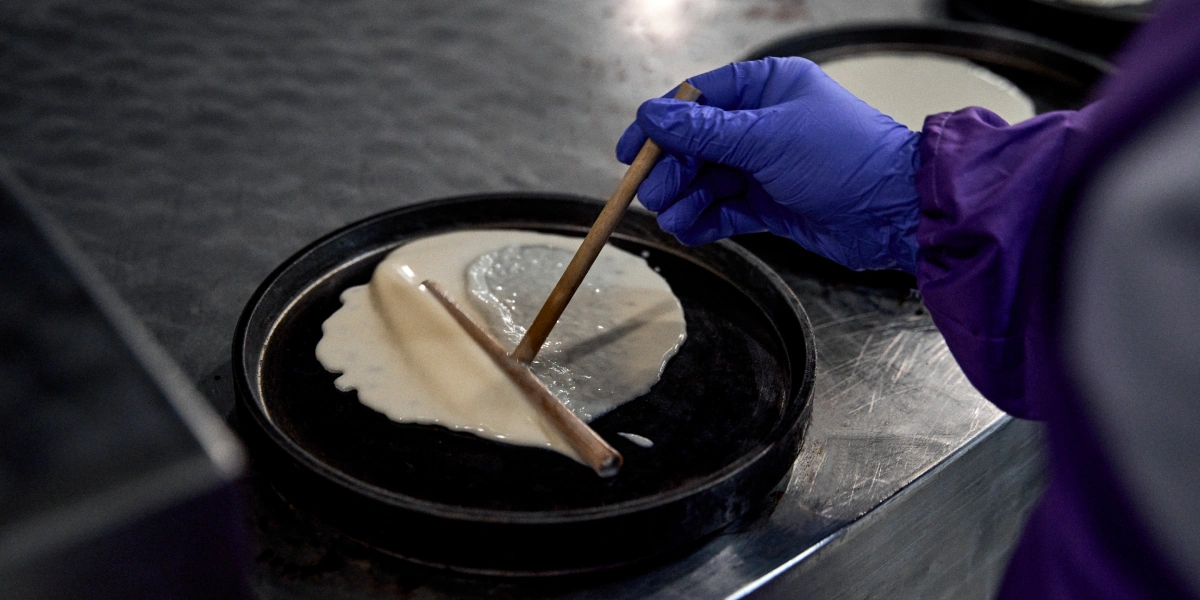 На блиннице-карусели тесто для блинов ровняют вручную