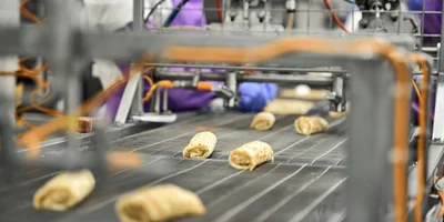 Блинчики сворачивают на движущейся ленте