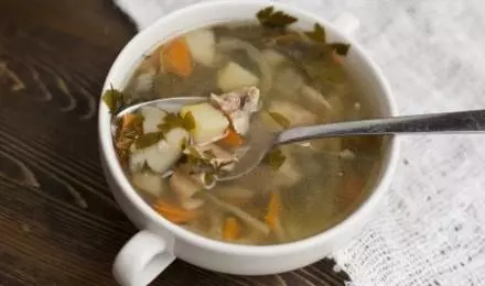 Легкий суп из консервированной горбуши