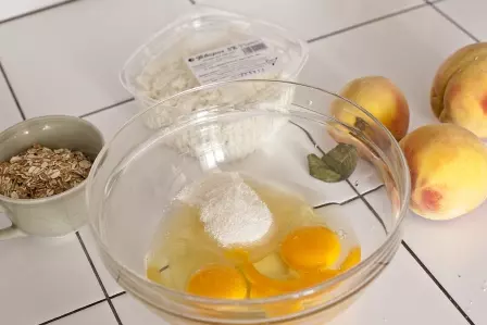 Запеканка с персиками на завтрак — процесс приготовления, фото 2