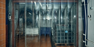 В этот ангар приезжает замороженная рыба, здесь же происходит растарка