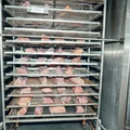 В камере холодного копчения предварительно подсушивают продукт. Затем подают дым с помощью автоматического дымогенератора. Окончательный этап — досушка продукта в автоматическом режиме