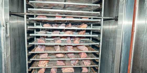 В камере холодного копчения предварительно подсушивают продукт. Затем подают дым с&nbsp;помощью автоматического дымогенератора. Окончательный этап — досушка продукта в&nbsp;автоматическом режиме