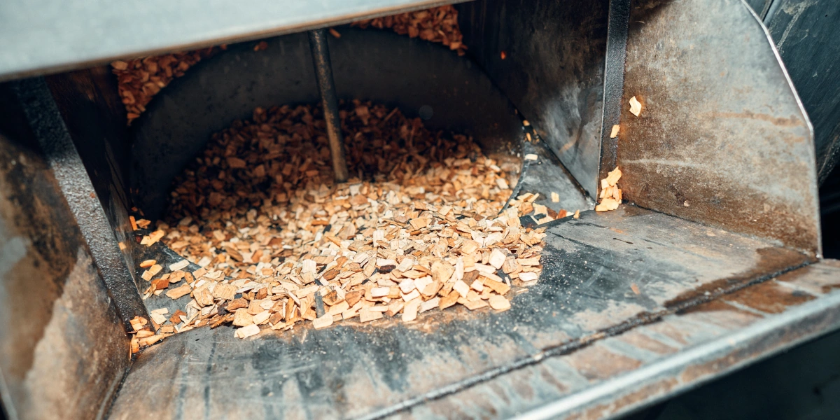 Щепу засыпают в&nbsp;бункер подачи дымогенератора