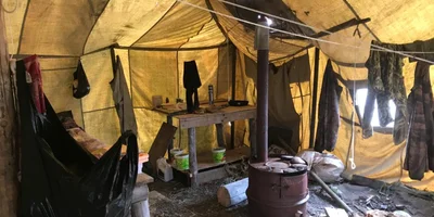 Так выглядит рыбацкий стан, который находится на берегу около ставного невода. Порой рыбаки живут здесь по несколько дней, ведь рыба не клюёт по расписанию