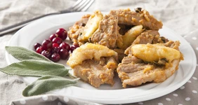 Поджарка свиная с яблоками