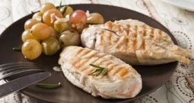 Куриные грудки с виноградом