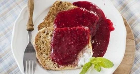 Гренки с соусом из клюквы и апельсина