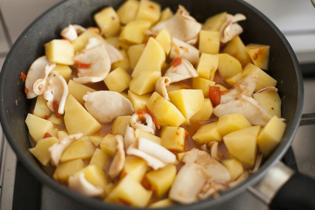 Кальмары, тушеные с картофелем — процесс приготовления, фото 5 Кальмары, тушеные с картофелем — процесс приготовления, фото 5