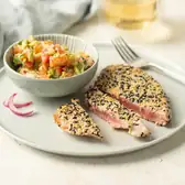 Тунец в&nbsp;кунжутной корочке с&nbsp;гуакамоле