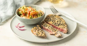 Тунец в кунжутной корочке с гуакамоле
