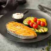 Стейки из&nbsp;сёмги с&nbsp;овощами гриль и&nbsp;сырным соусом 