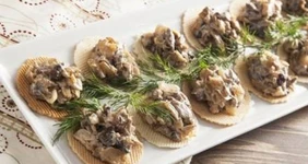 Грибная икра на хлебцах