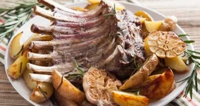 Баранина с чесноком и розмарином