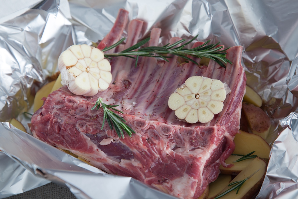 Баранина с чесноком и розмарином — процесс приготовления, фото 3 Баранина с чесноком и розмарином — процесс приготовления, фото 3