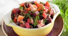 Винегрет с морской капустой и рыбой
