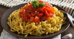 Лапша с куркумой и печеным перцем