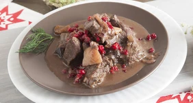 Оленина с брусникой и лесными грибами