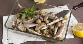 Барабулька в лимонном соусе с оливками