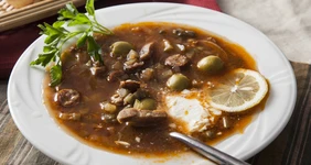 Солянка с ветчиной и охотничьими колбасками